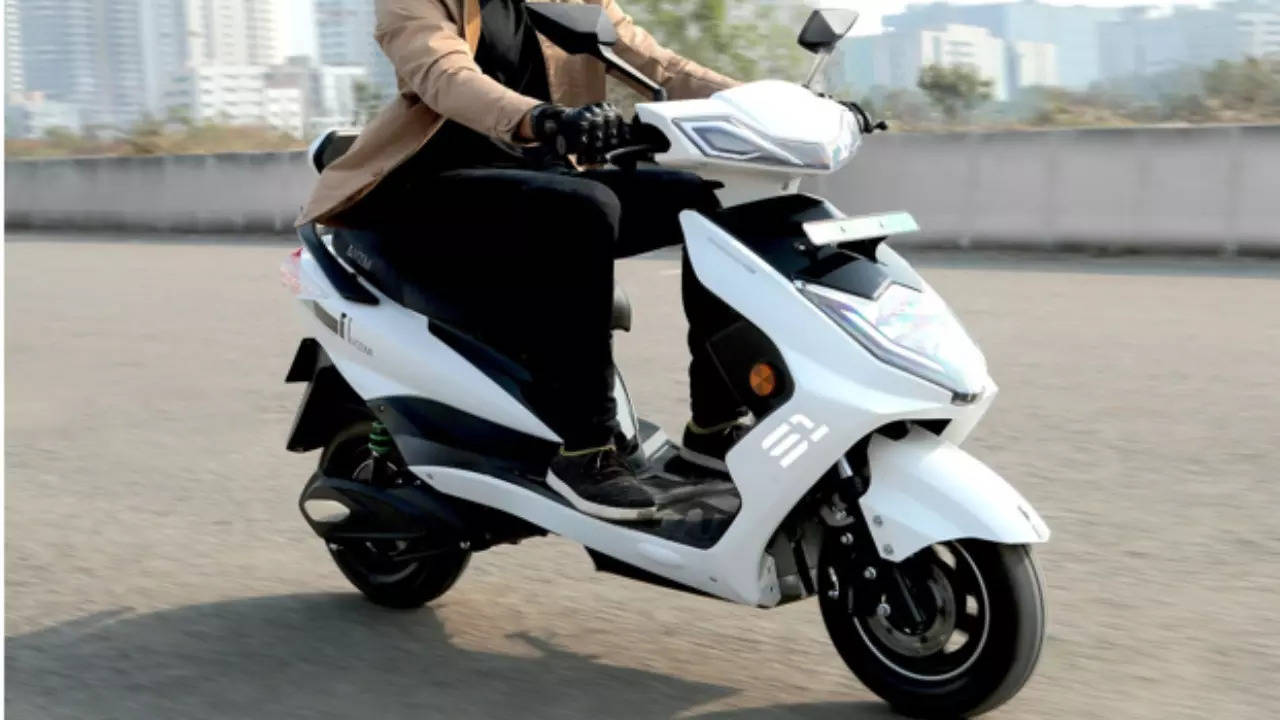 Indian EV Startup IVOOMi Launches Electric Scooter With Graphene